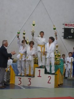 Marcio Liberatore campeón en infantiles A - 31 kg.El Mtro Angel Elissi de Inst.Hinode a la izq. del podio