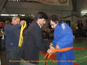 Mario Arrupe recibe el cinturón Naranja en manos del Prof.Jorge Juri.