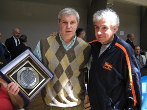 El maestro Antonio Gallina con la distinción, a su lado el Maestro José M.Carro Sanchez.