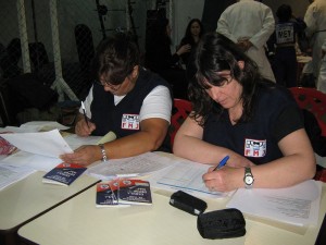 Las profesores Liliana Perez y Liliana Escudero Lee en acreditaciones