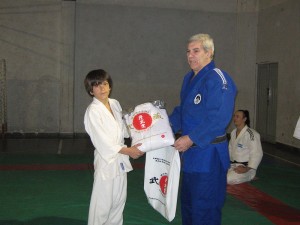 El Mtro A. Gallina entrega a Wilvis Cardozo el Judogui Olímpico Musashi Genbudo sorteado durante el XXI Campeonato Metropolitano. 