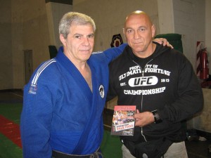 El Prof. Claudio Palumbo(Jiu Jitsu) entrega al Mtro. Antonio Gallina el DVD de "Arde Mar del Plata " (Vale Todo).