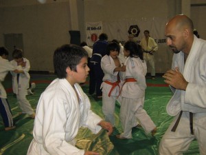Facundo Ortiz practicando las técnicas con Oscar Giunta.