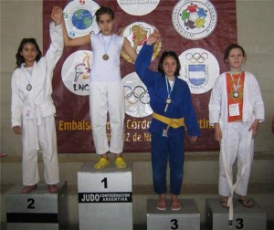 Rosario Torres (3ª) con Judogui Azul en el Podio Infantiles - 42 Kg.