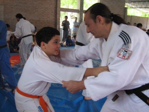 El Prof.Ariel Alvarez durante el entrenamiento Infanto-Juvenil en Villa Gesell.