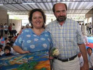 Ana Tocci recibe un presente de manos del Sr.Jorge Salas nieto del Fundador Carlos Gesell.