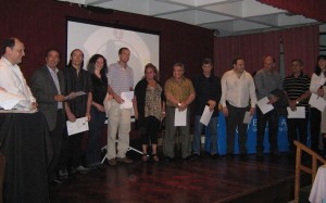 Los asistentes al Curso de Arbitro y Of. de Mesa reciben sus Certificados entre ellos los Prof. Ariel Alvarez y Lorena Tonello.