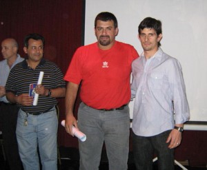 Gustavo Lódola y Walter Druzovin reciben sus diplomas de 3er. Dan con ellos el Mtro. 6º Dan Pablo Díaz Soto.