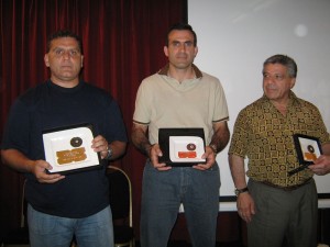 Ganadores del Super Kids por equipos reciben los Profesores Aníbal Janeiro,Alejandro Elissi, y Felipe Oliva.