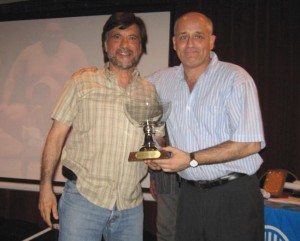 El Prof.Eduardo Benedetti entrega al Prof. Jorge Juri la Copa Para la Regional Atlantica Subcampeones en el Campeonato Metropolitano 2009. 