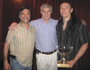 Prof.Jorge Juri, Mtro.Antonio Gallina y Prof. Ariel Alvarez con la Copa del campeonato Metropolitano.