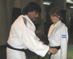 Michelle Ailín Huerta recibe su cinturón Negro.