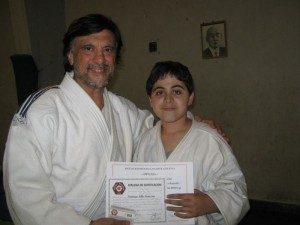 Santiago Saracino recibe su reconocimiento de grado y Diplomas.