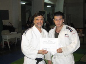 Diego Kader recibe su reconocimiento de grado y Diplomas.