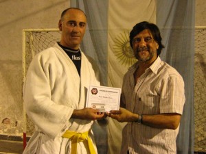 Diego Hernán Cherro recibe el reconocimiento de grado y Diplomas.