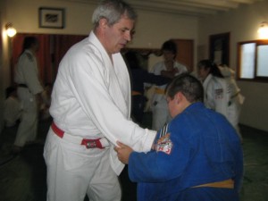El Mtro.A.Gallina  con el judoka Infantil Esteban Almada en plena práctica.