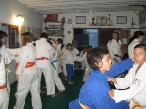 La clase en pleno desarrollo.El Sensei Ariel "Wizard" Alvarez -Titular de Dojo Bushido-Academias Juri-observa a los judokas (Atrás derecha).