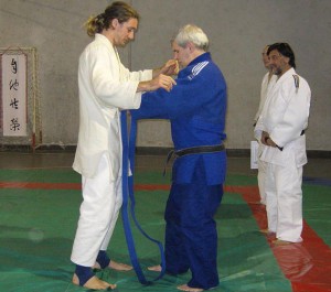 El Mtro.Antonio Gallina con el judoka Lucas Lemmi durante su graduación.