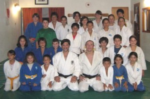 Los Profesores Jorge Juri y Ariel Alvarez con los Judokas en la Clase del 4º Aniversario de Dojo Bushido-Academias Juri.
