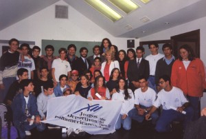 Los profesores y dirigentes Jorge Juri y Sebastián Barbero(Wind Surf) con los voluntarios durante la entrega de Medallas y Certificados.