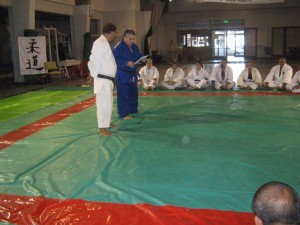 Los judokas siguen atentamente las nuevas Reglas de Arbitraje.