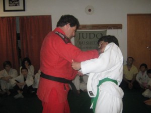 El Prof. Eduardo Loza ejecutando una Técnica con Nicolás Chiariello.