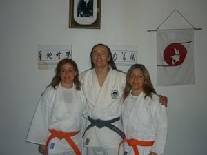 Cinturones Naranja ,Ana Alfonso y Elena Ferrer con el Profesor Ariel "Wizard" Alvarez.