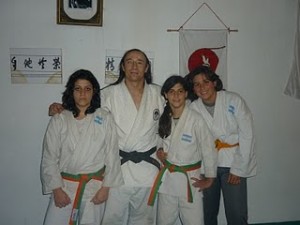 Camila Amure, Lara Amure y             con el Prof. Ariel Alvarez.