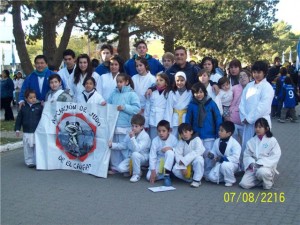 Judokas de Calafate con el Prof. Jorge Miyazato y el Mtro.Aníbal Janeiro.