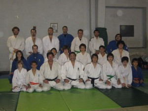  Los profesores Jorge Juri y Eduardo Loza con los Judokas después del entrenamiento.
