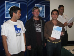 Alejandro Yapuncic recibe el Certificado firmado por el Presidente del COI Jacques Rogge.