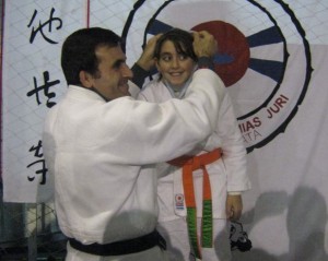 Pablo Elisii entrega la Medalla a Antonella Elisii Campeona en Promocional Femenino- 50 Kg