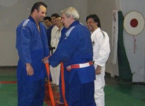 El Mtro. Antonio Gallina entrega la graduación de Cinturón Naranja a Gustavo J.Raising.