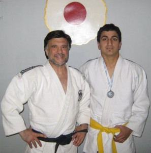 El judoka de Luz y Fuerza-Academias Juri Rodrigo Lescano (2º en kyus - 73 Kg) con el prof. Jorge Juri.