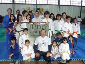 Los judokas de Academias Juri (Bushido-Luz y Fuerza) con el Técnico Ariel "Wizard" Alvarez.