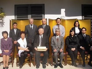 El Mtro.Hideki Soma con el Embajador del Japón , Familiares y amigos del Judo.