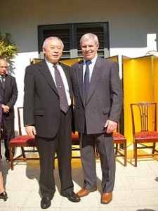 El Mtro. Hideki Soma con el Mtro.Antonio Gallina en la Embajada del Japón.