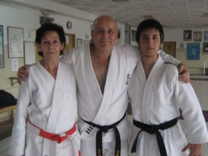 Los disertantes Mtra.Clarisa Bergonzo y el Prof. Eduardo Benedetti con Kevin Juri.