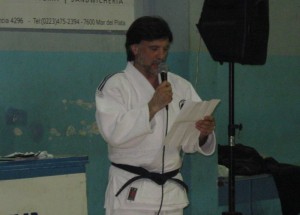 El Profesor Jorge Juri presenta a los Judokas en la Exhibición "El Judo como Herramientas Integradora". 