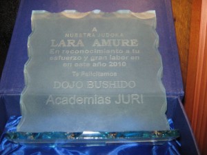 Distinción entregada a Lara Amure, Subcampeona Sudamericana Sub 13 -2010 