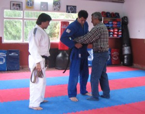 El Profesor Mario Alonso entrega el cinturón negro a Gererdo Giamberardino.