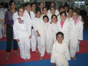 La profesora Liliana Escudero Lee con las Judokas de Necochea.