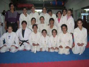 La profesora Liliana Escudero Lee con las Judokas de Necochea.