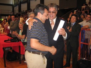 El Mtro. Oscar Cassinerio entrega el Diploma de 7º Dan a Pablo Díaz Soto.