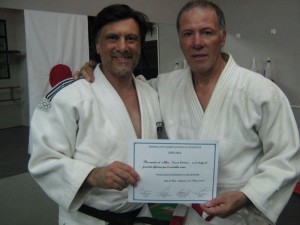 El Mtro. Oscar Strático recibe en manos del Presidente de la Regional Atlántica de Judo Jorge Juri el Diploma de la FEMAD