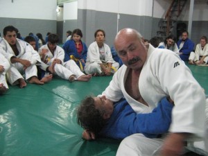 Los judokas siguen atentamente al prof.Carlos Victor Lacabana.