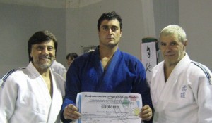Gerardo Giamberardino con el Prof.J.Juri y el Mtro.A.Gallina con su Diploma de 1er.Dan de la Conf.Argentina de Judo.