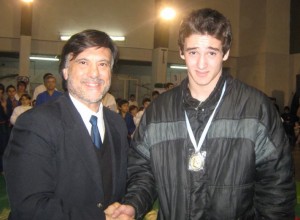 Matías Etchechury  recibiendo del Profesor Jorge Juri  una distinción durante el Campeonato Regional 2010 . 