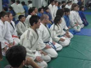 Judokas de las Federaciones Metropolitana,Intercolegial y Bonaerense formados para el Saludo Inicial.