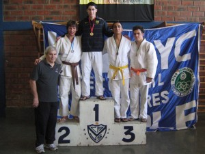 Rodrigo Lezcano 3º en Juniors menos 73 Kg. entregó las medallas el Mtro.Antonio Gallina.